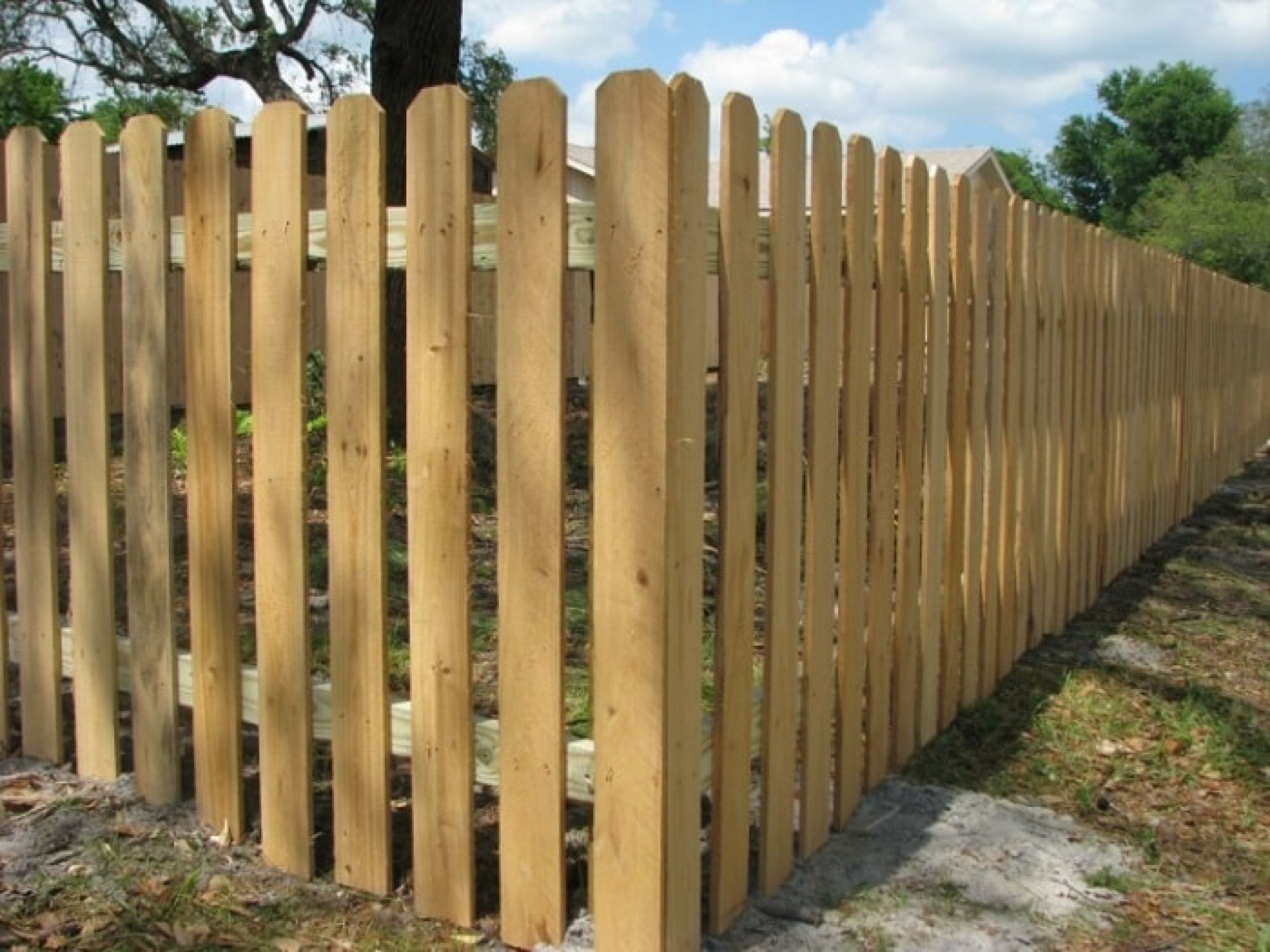 забор из деревянного штакетника фото варианты